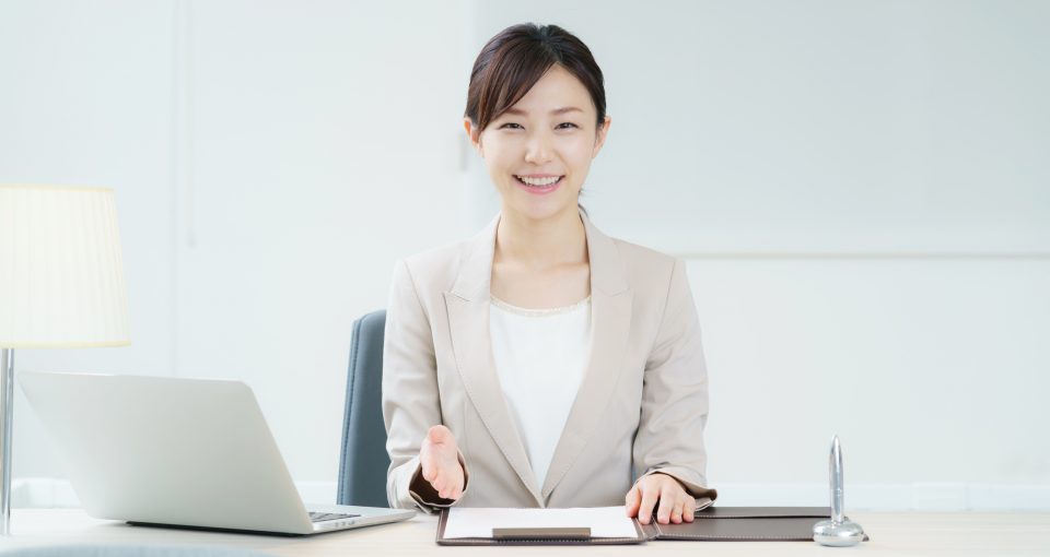 審査する女性