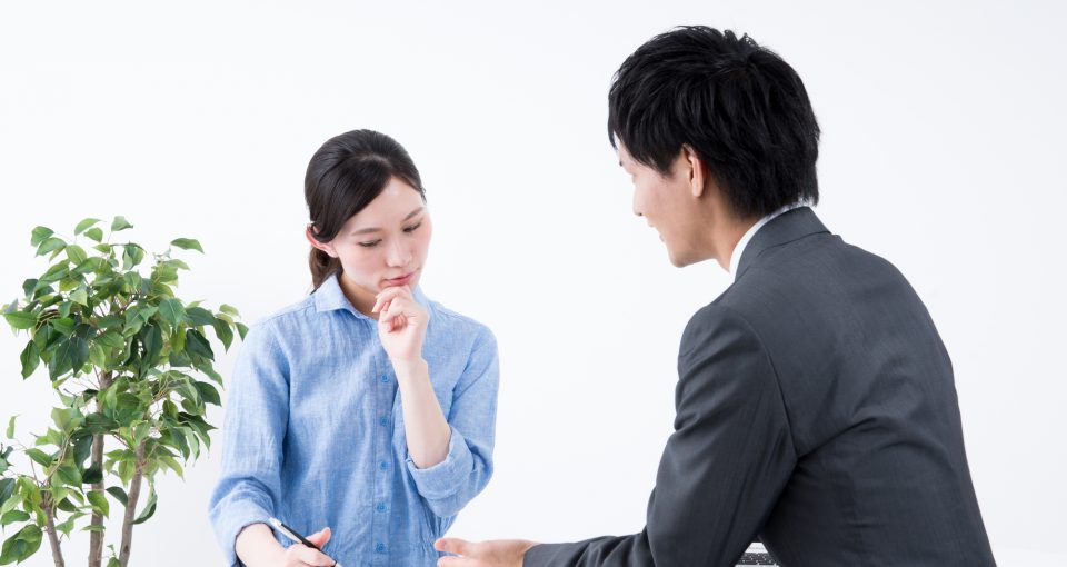 審査請求 悩む女性