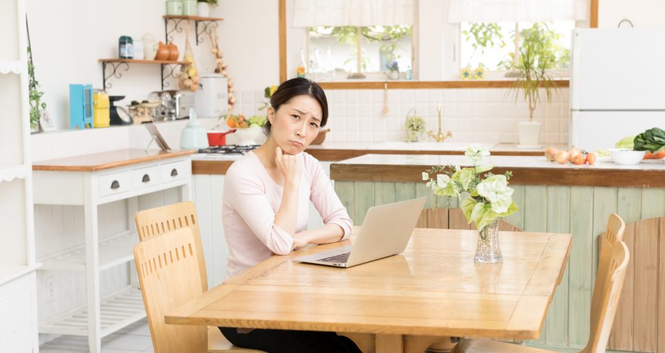 調べもの 悩む女性