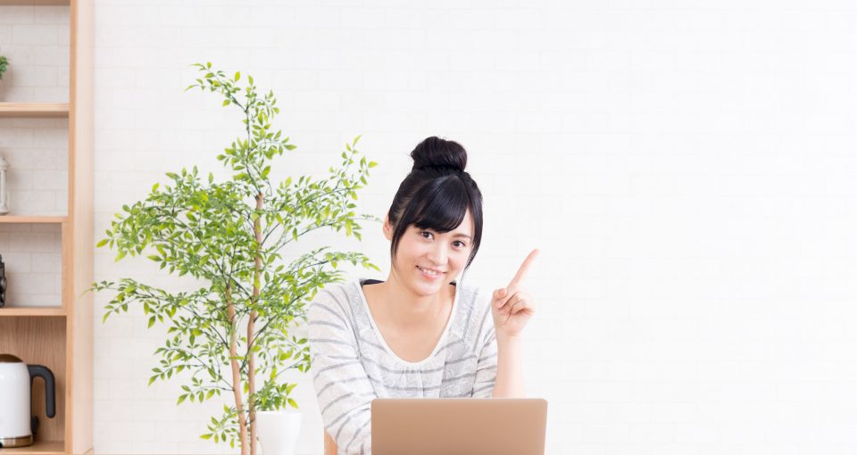 パソコン ひらめく女性