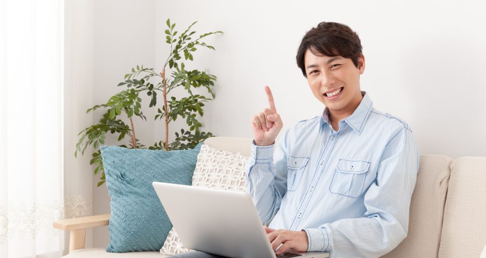 パソコン ひらめく男性