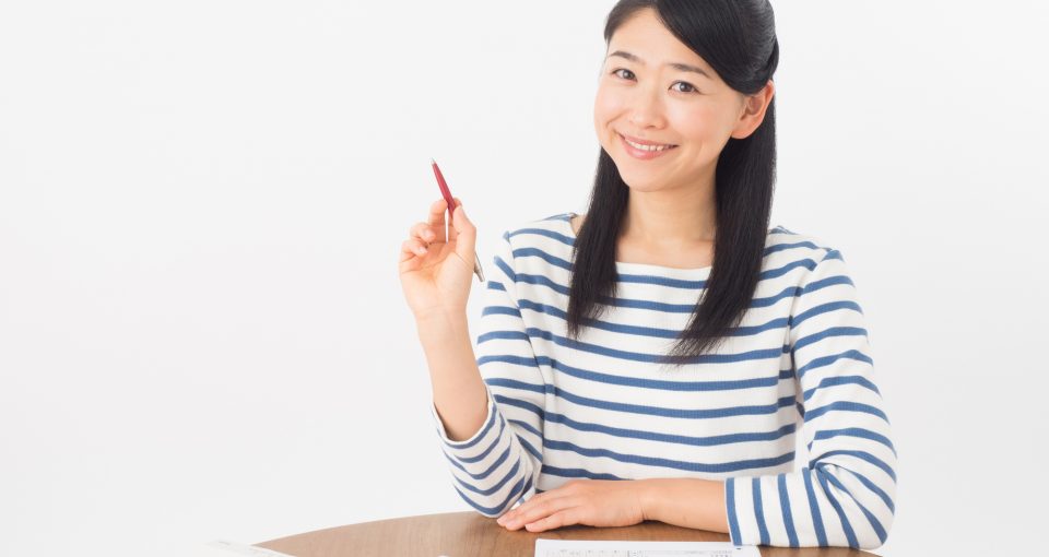 確定申告をする女性
