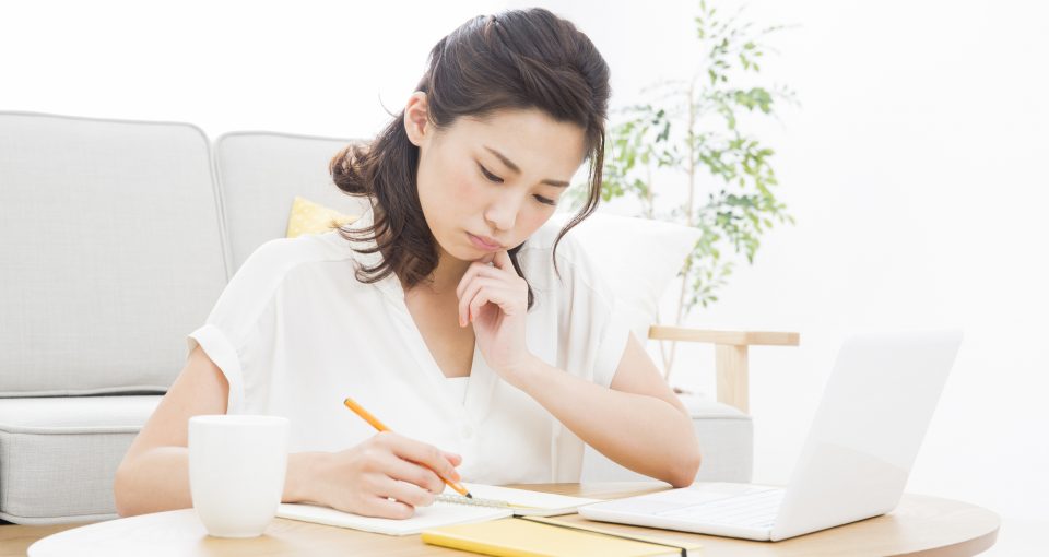 悩む 女性