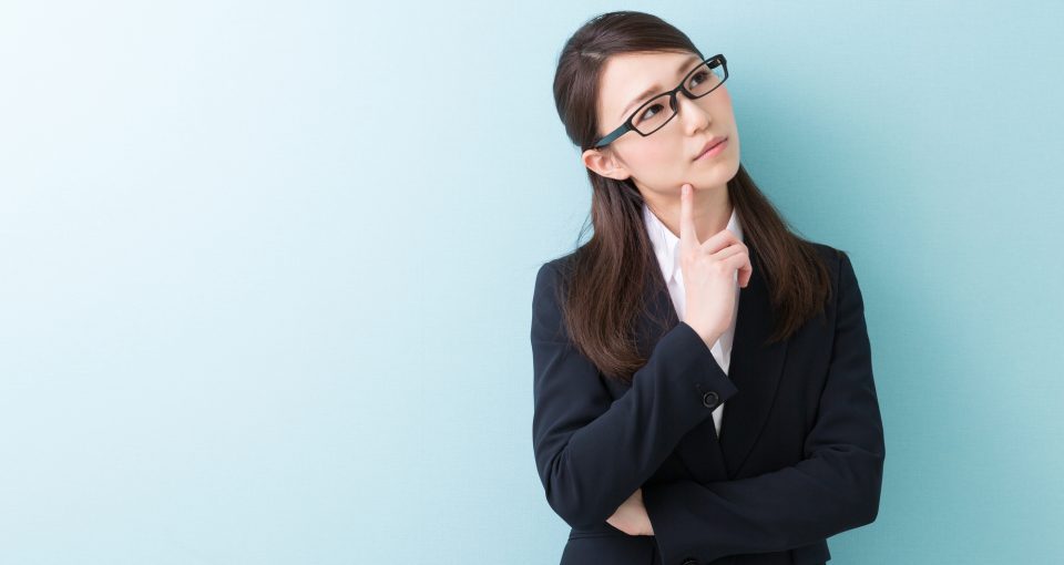 仕事を続けられるか悩む女性