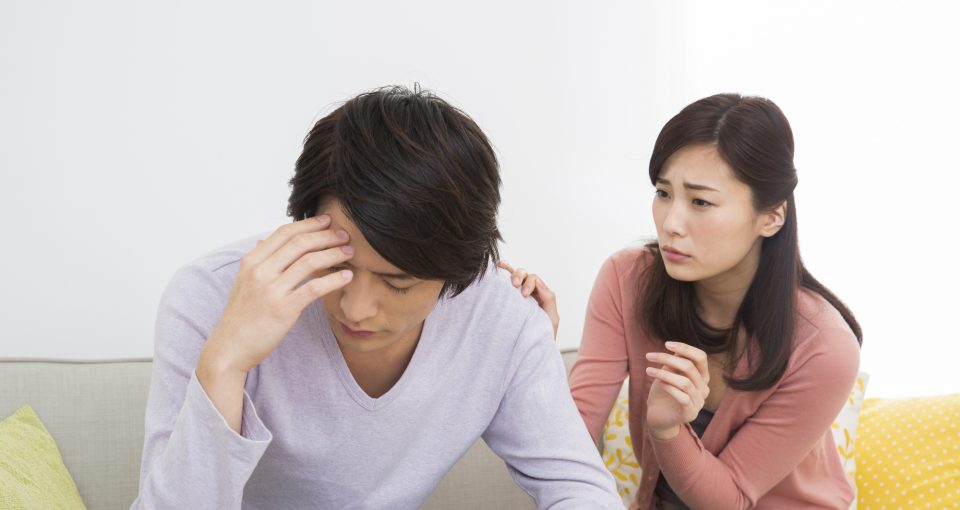 男性を心配する女性
