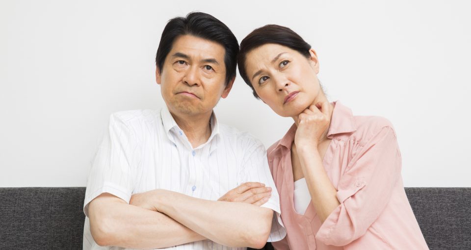 悩む夫婦