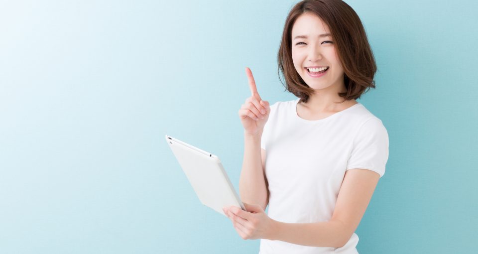 タブレットを見てひらめく女性