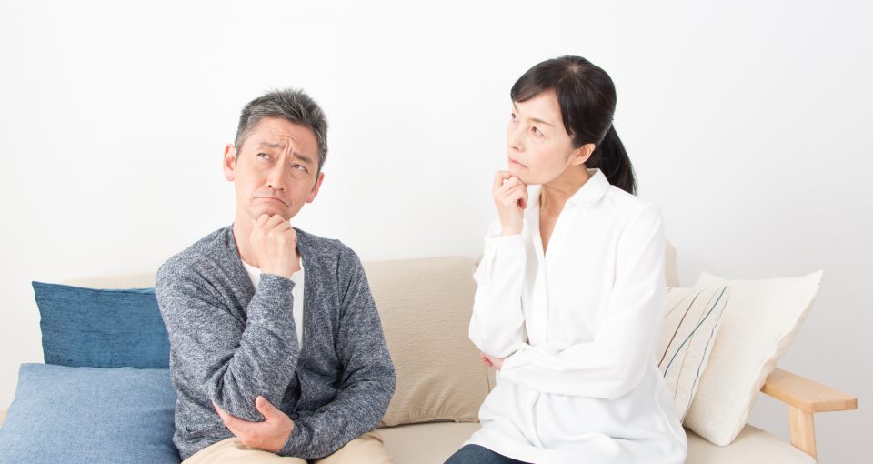 悩む夫婦
