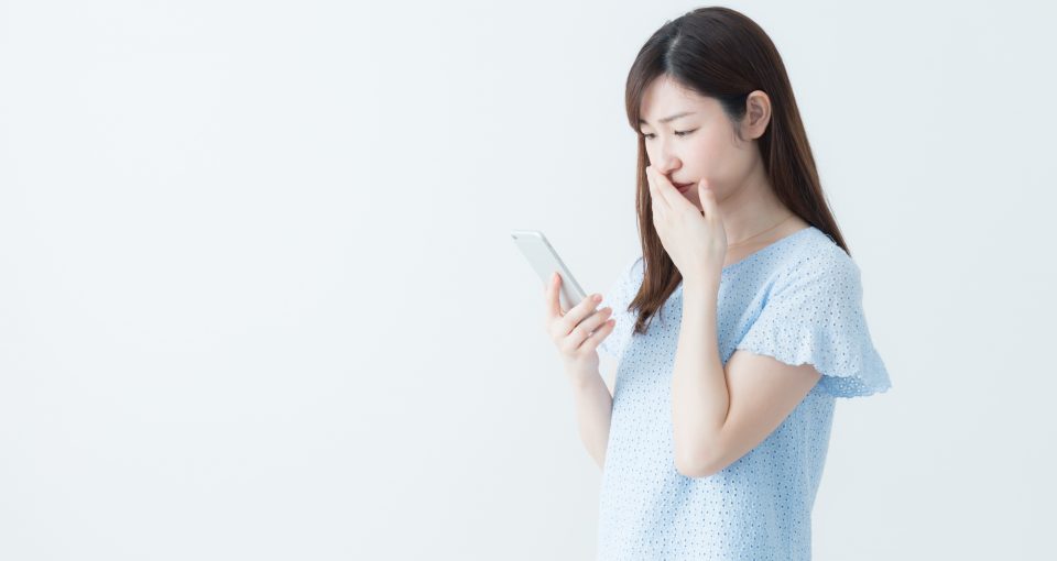 スマホで誹謗中傷をされているのをみつけた女性
