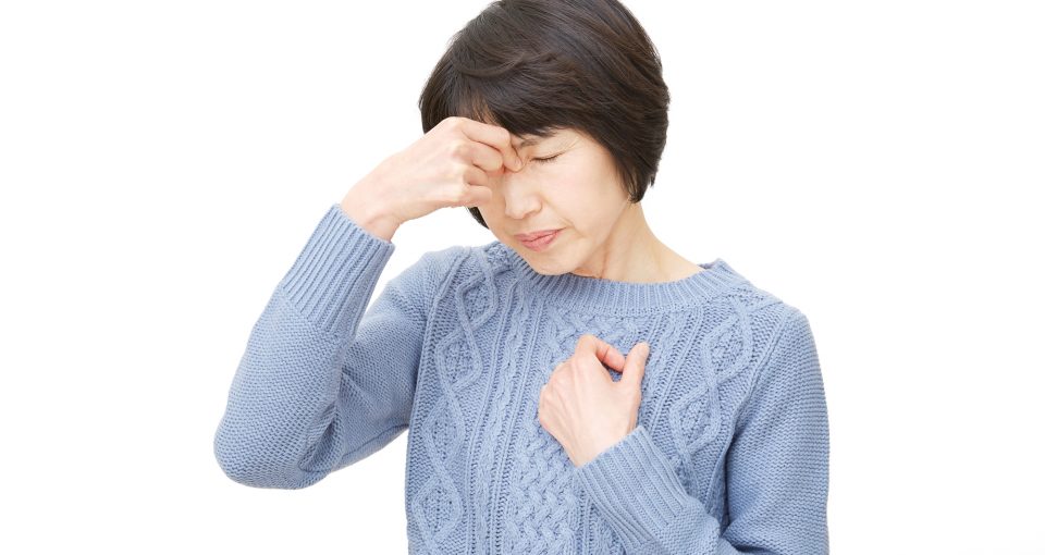 眼精疲労に悩む女性