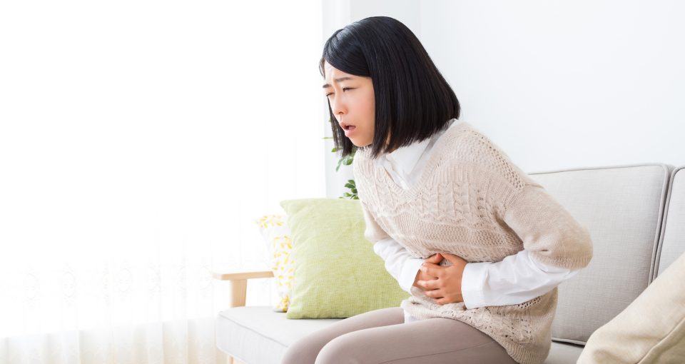 腹部の違和感を感じる女性