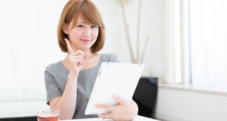 タブレットをみてひらめく女性