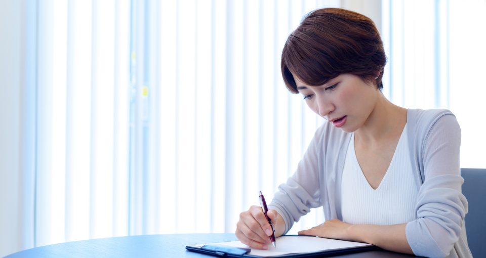アンケートを記入する女性