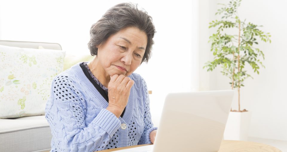 遺族年金と障害年金を悩む女性