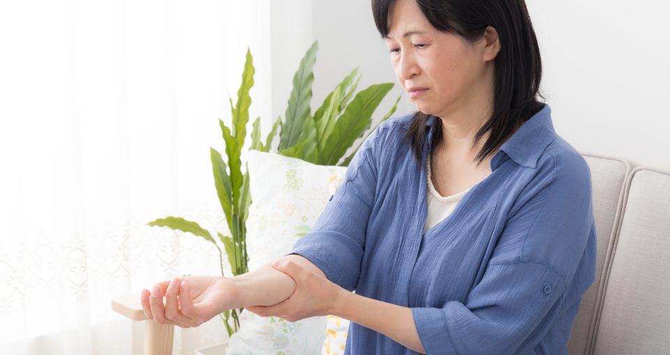 血友病で腕が痛む女性
