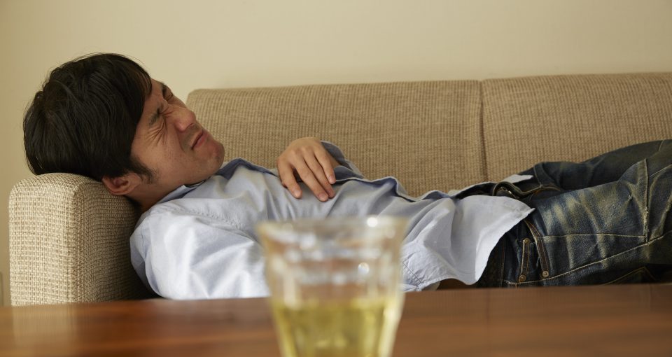 横になる男性 アルコール依存症
