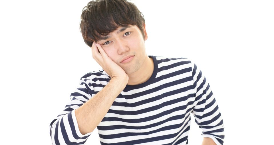 むくみや疲労に悩まされる男性