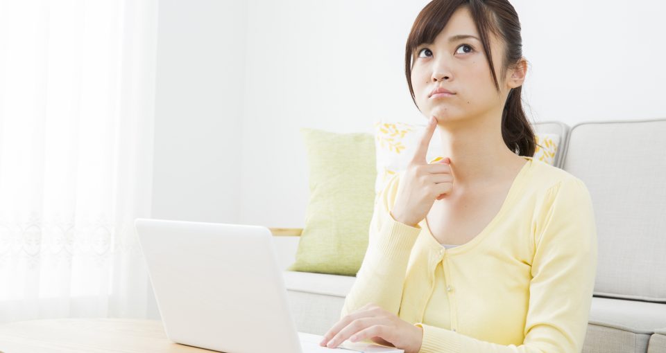 自分が受給者に該当するか調べる女性
