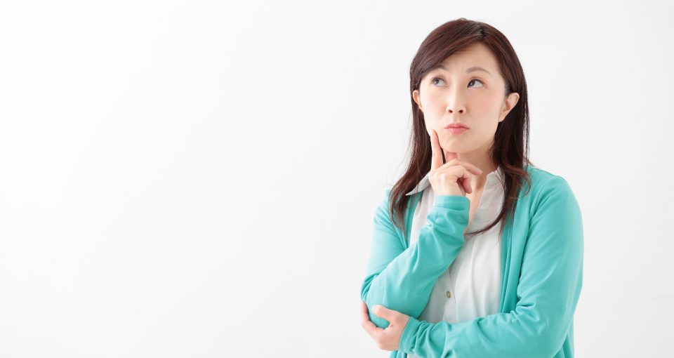 考える女性
