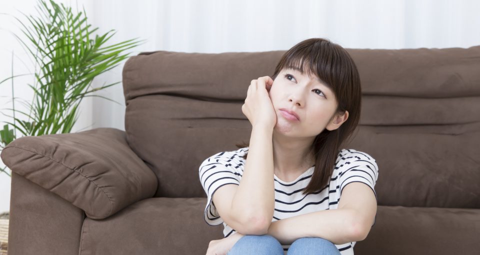 考え込む女性