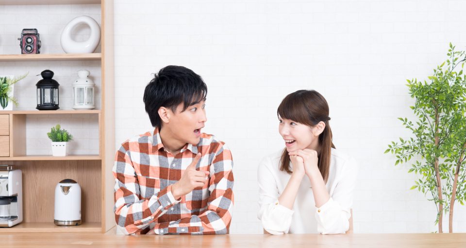 納得する男女