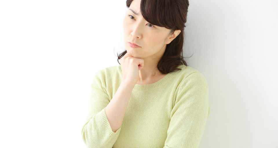 自立支援医療の申請手続きを悩む女性